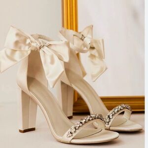 NIB Bridal Bachelorette Heels! Oleg Cassini Ankle Bow Crystal Strap Block Heels🤍
